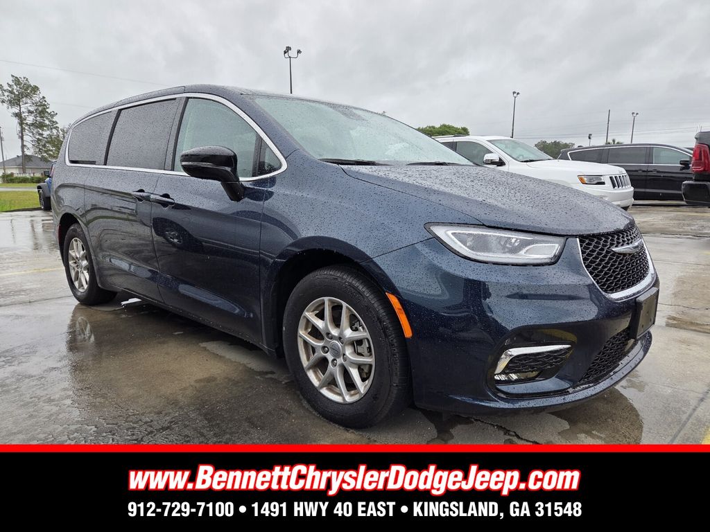 2024 Chrysler Pacifica Touring L's photo