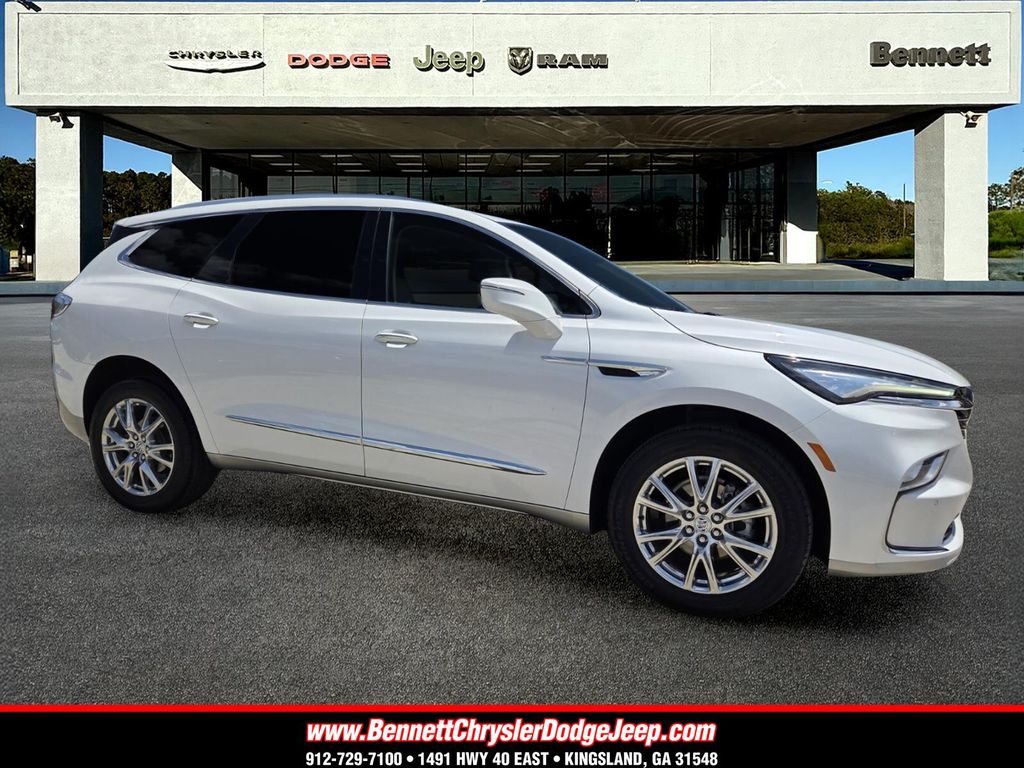 2023 Buick Enclave Essence's photo