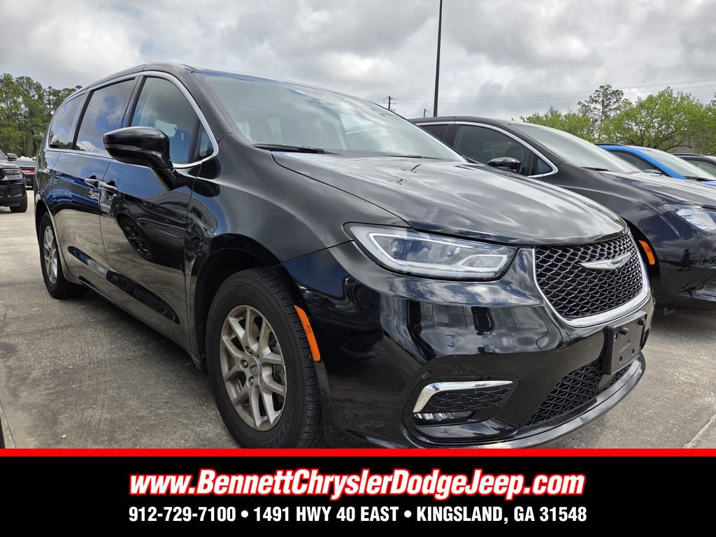 2024 Chrysler Pacifica Touring L's photo
