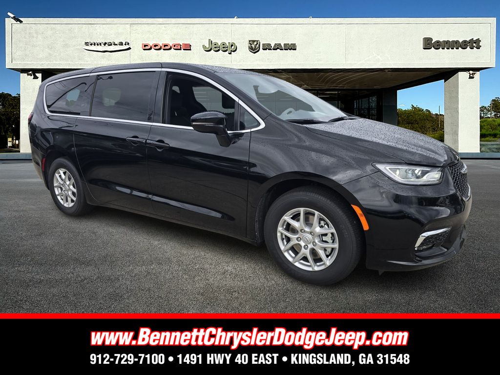 2026 Chrysler Pacifica Select's photo