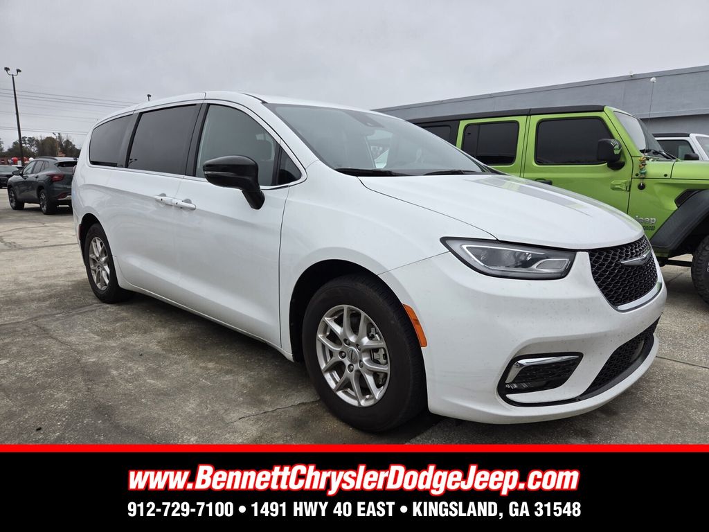 2025 Chrysler Pacifica Select