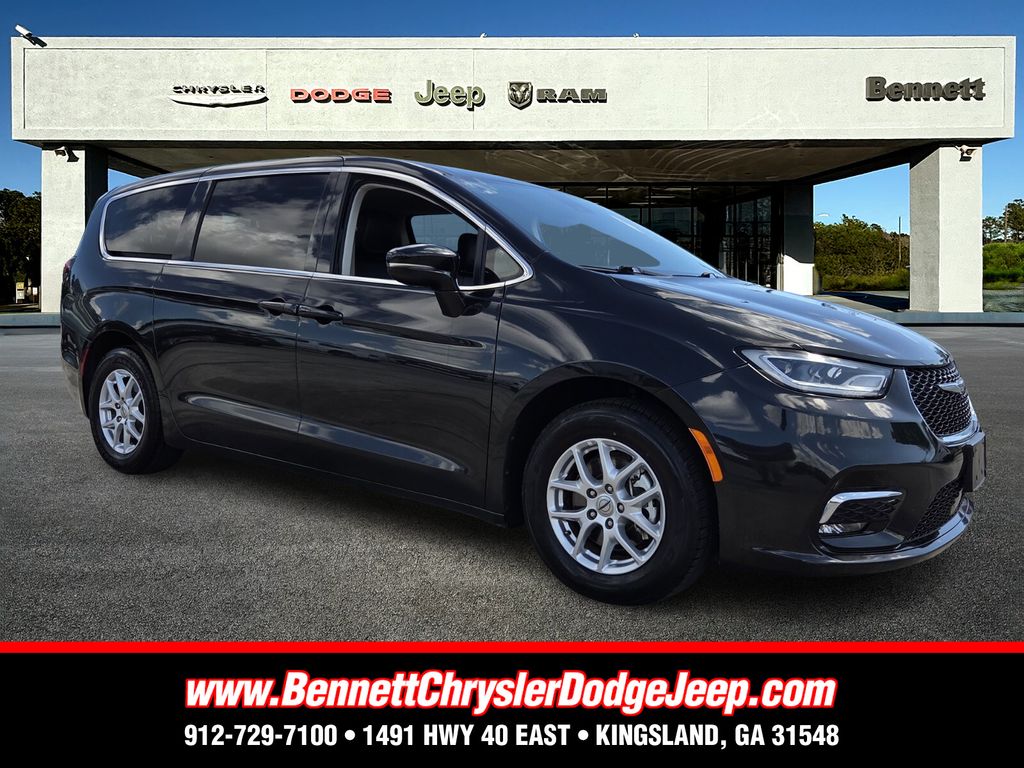 2024 Chrysler Pacifica Touring L's photo