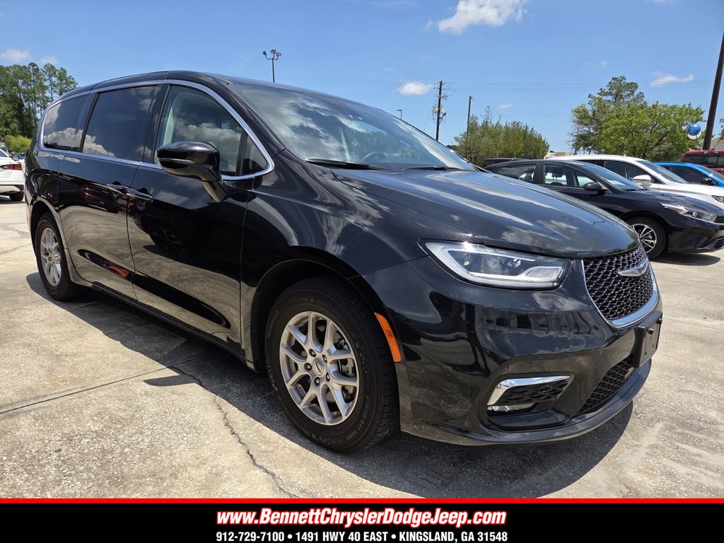 2024 Chrysler Pacifica Touring L's photo