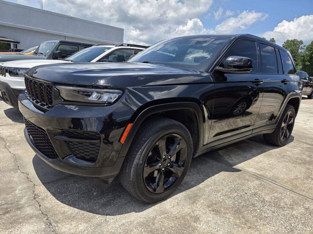 Used 2023 Jeep Grand Cherokee Laredo SUV