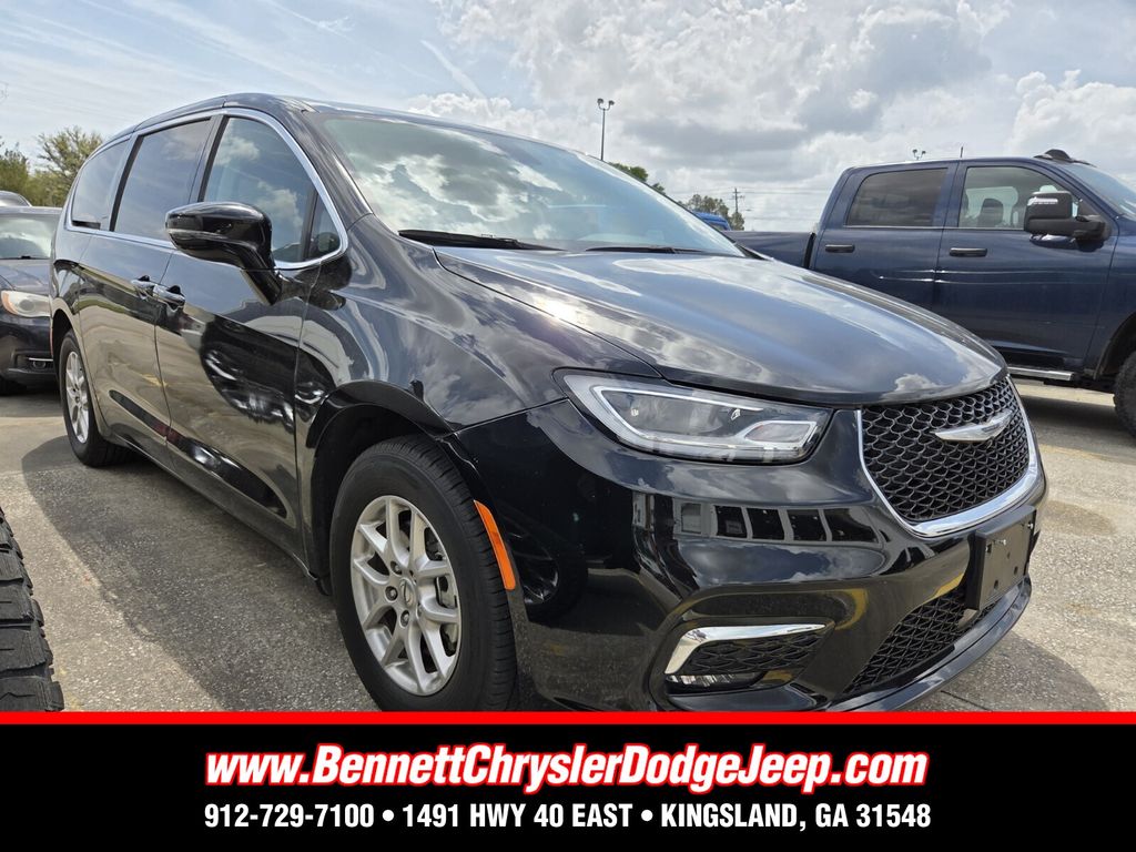 2024 Chrysler Pacifica Touring L's photo