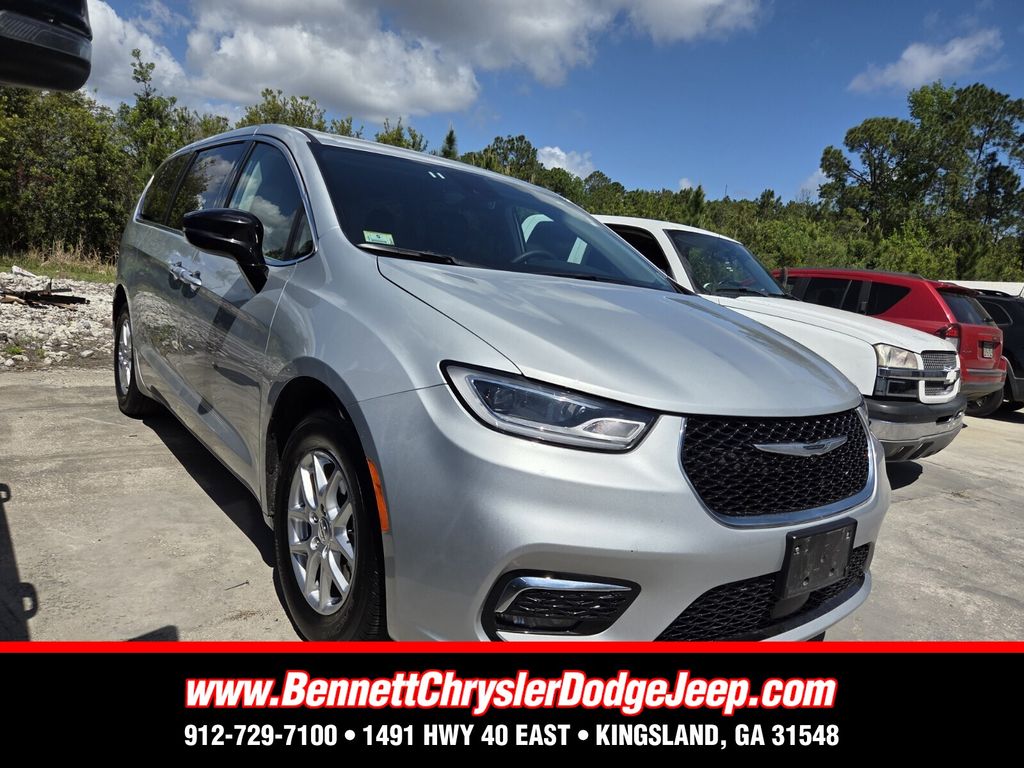 2024 Chrysler Pacifica Touring L's photo