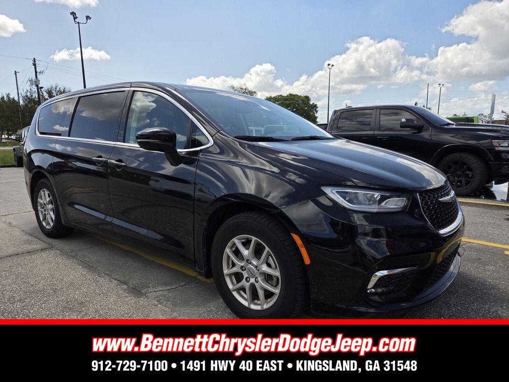 2024 Chrysler Pacifica Touring L's photo