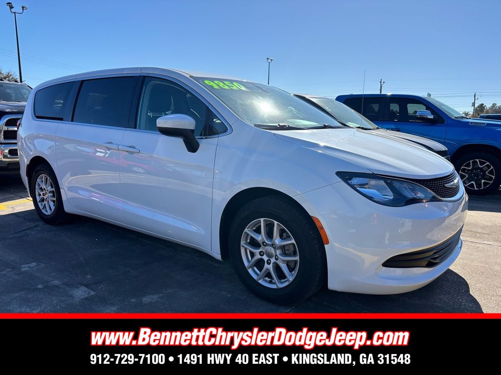 2018 Chrysler Pacifica LX's photo
