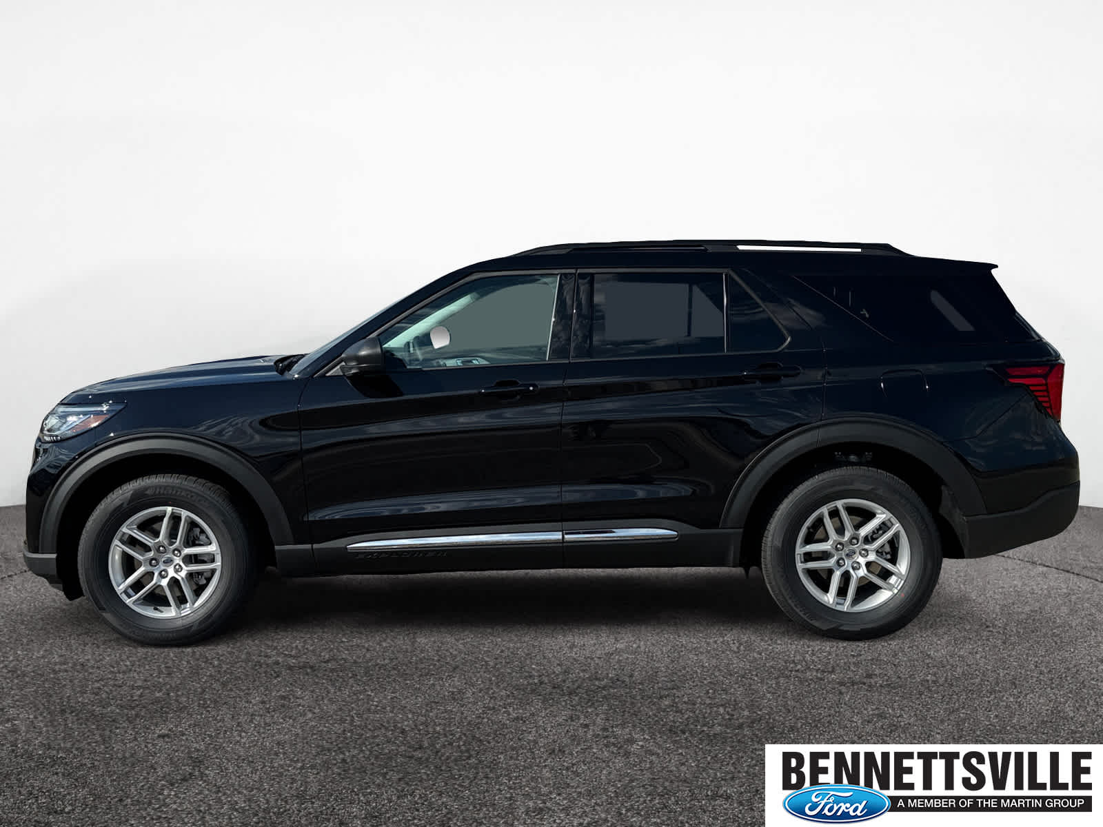2025 Ford Explorer photo 2