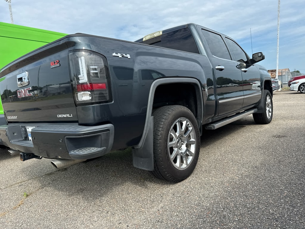 Used 2017 GMC Sierra 1500 Denali 4WD Crew Cab 143.5 4WD Crew Cab 143.5