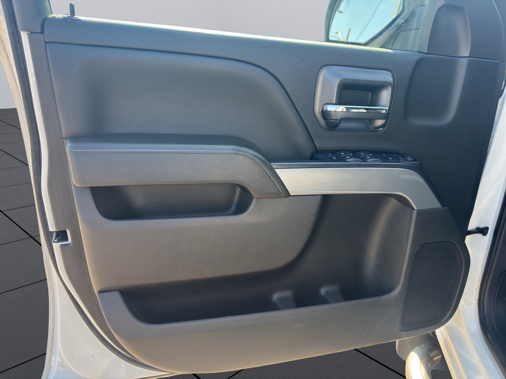 2018 Chevrolet Silverado 1500 LT photo 2