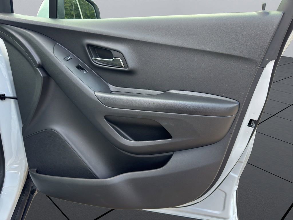 2022 Chevrolet Trax LS - Photo 11