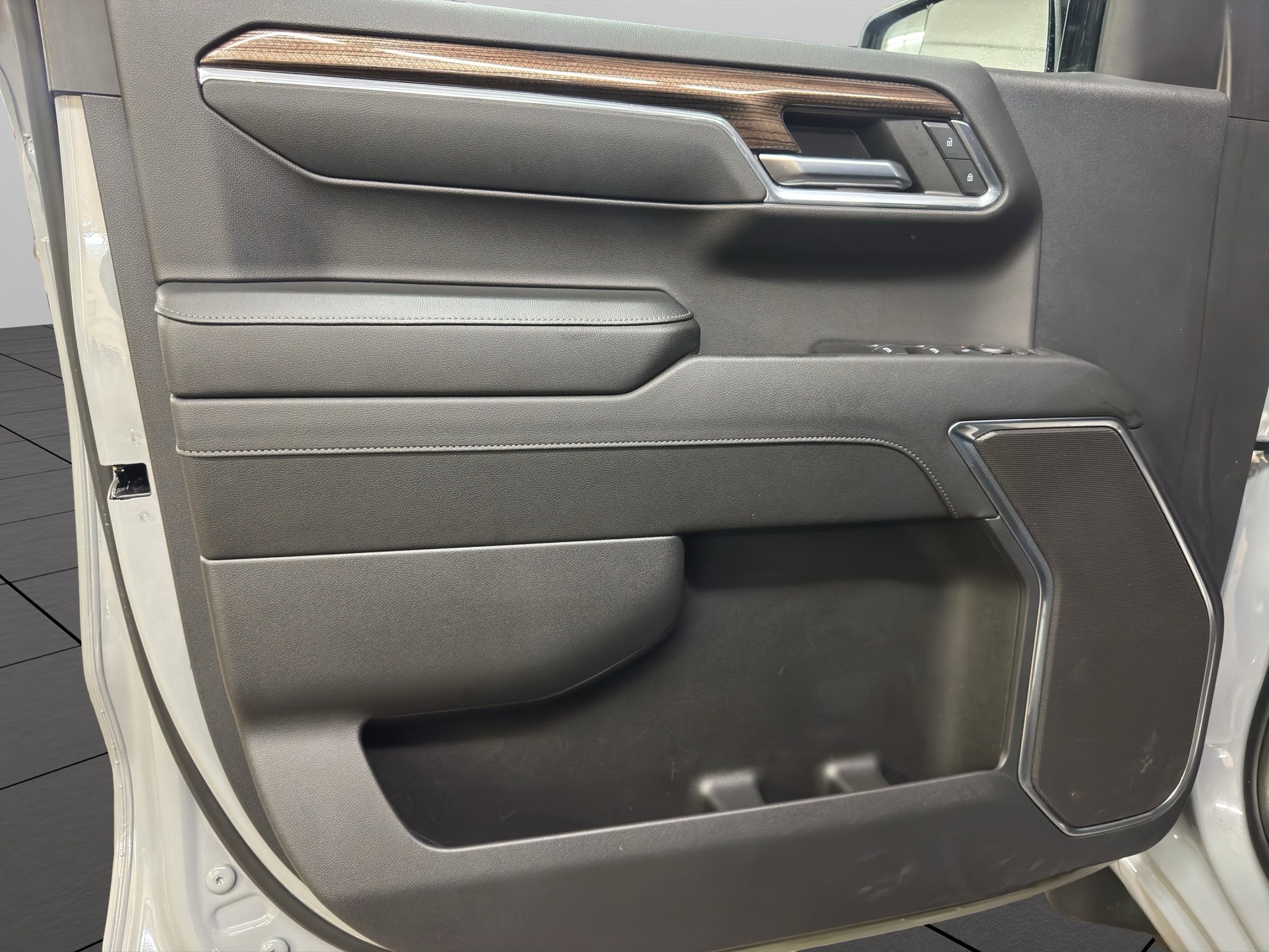 2024 Chevrolet Silverado 1500 LT photo 2