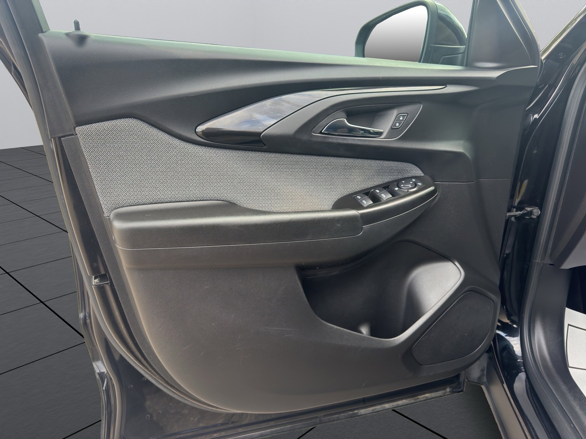 2021 Chevrolet Trailblazer LT photo 2