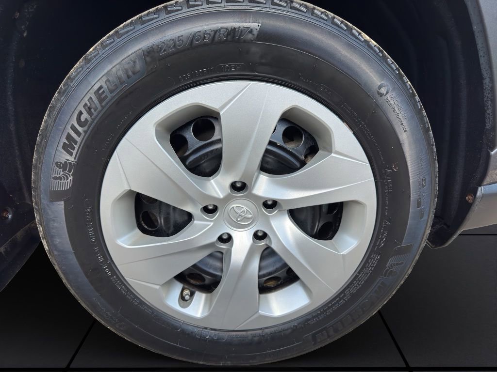 2023 Toyota RAV4 LE - Photo 20