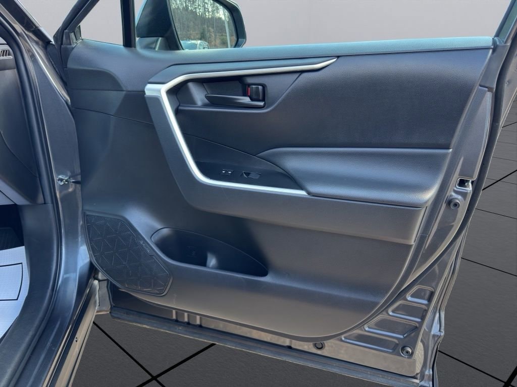 2023 Toyota RAV4 LE - Photo 11