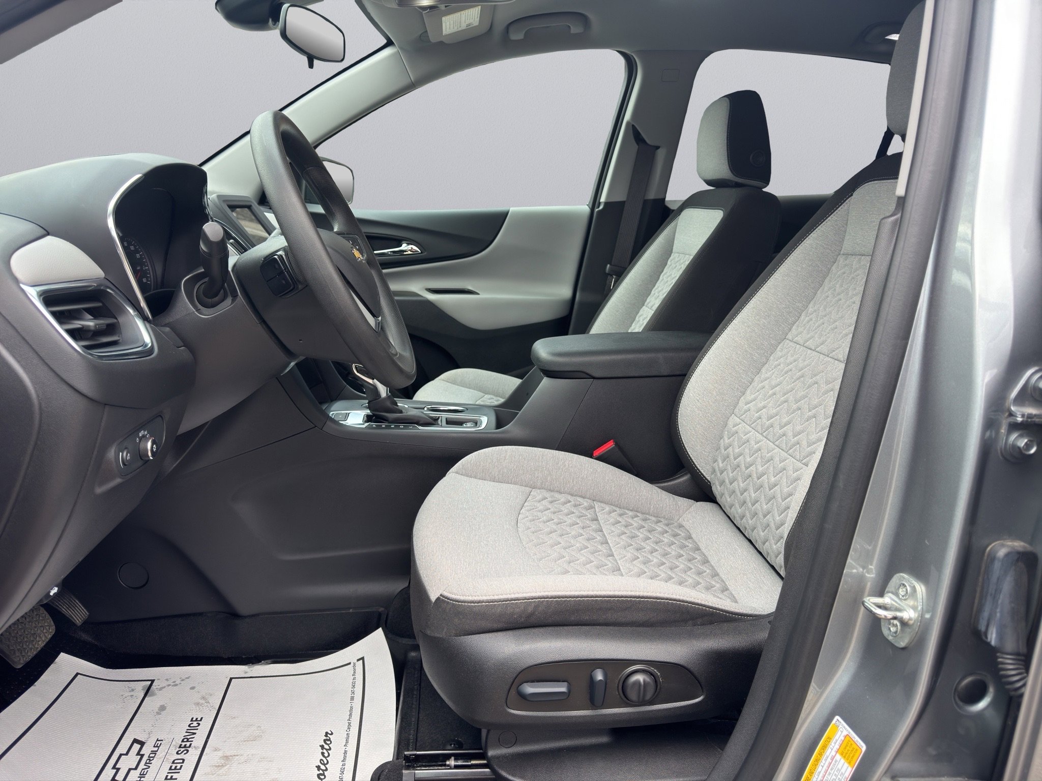 2023 Chevrolet Equinox LS photo 2