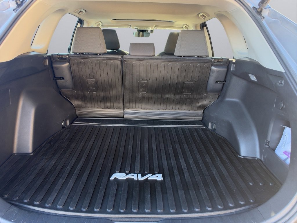 2021 Toyota RAV4 XLE - Photo 9