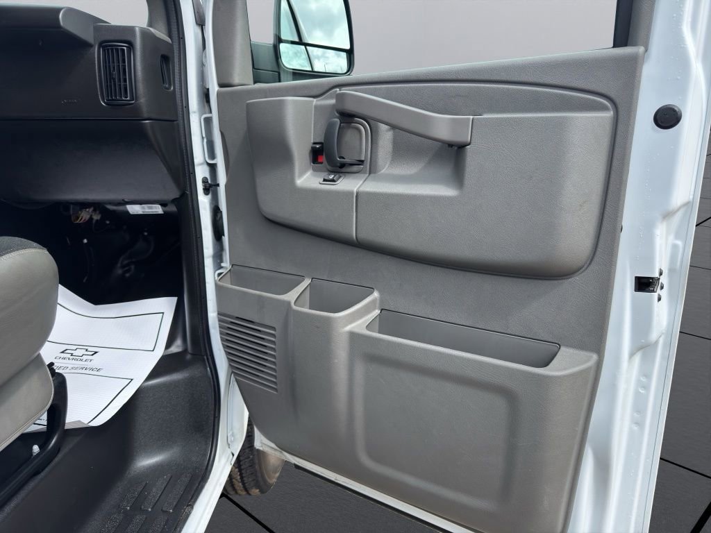 2025 Chevrolet Express Cargo Work Van - Photo 10