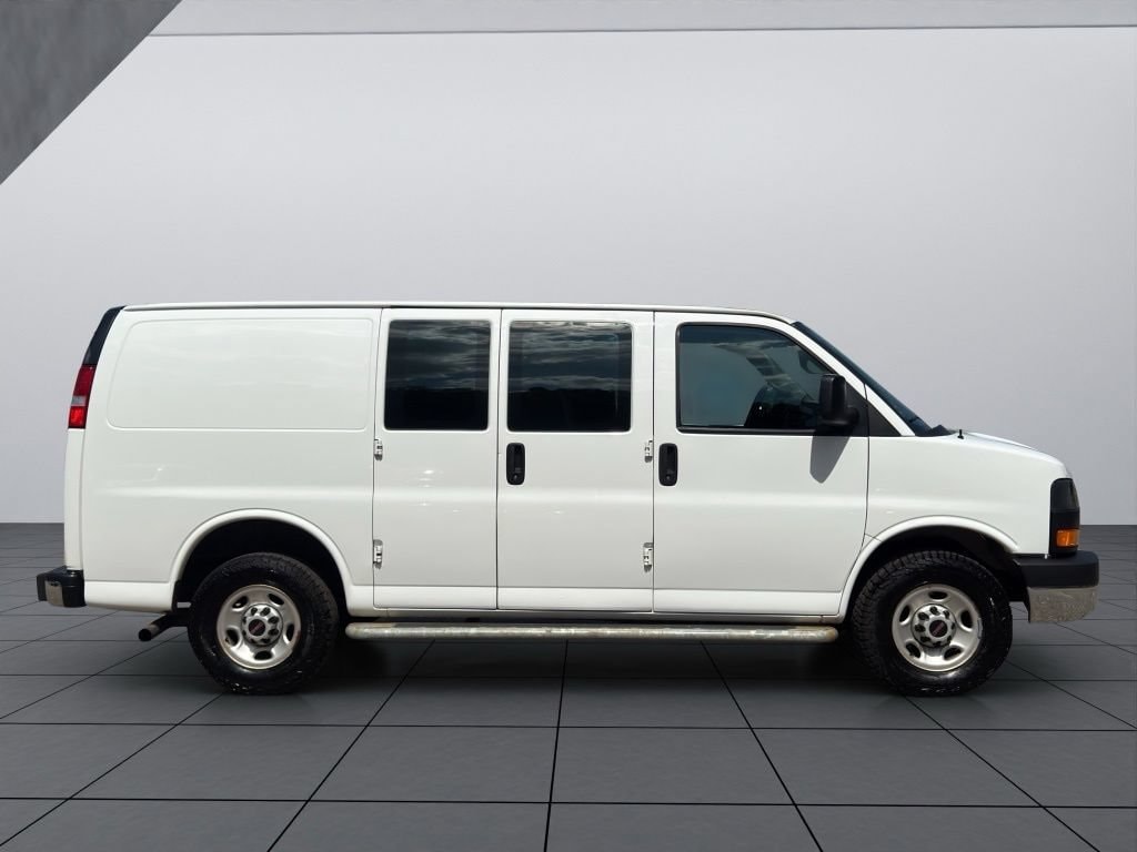 2021 GMC Savana Cargo Work Van - Photo 17
