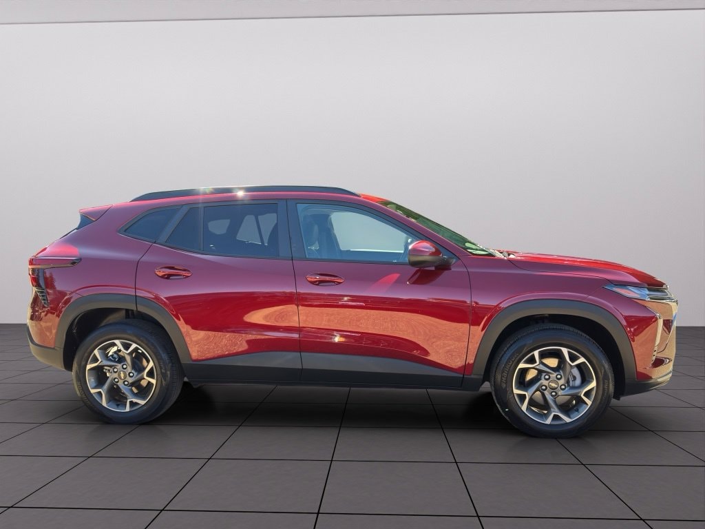 2025 Chevrolet Trax LT - Photo 17