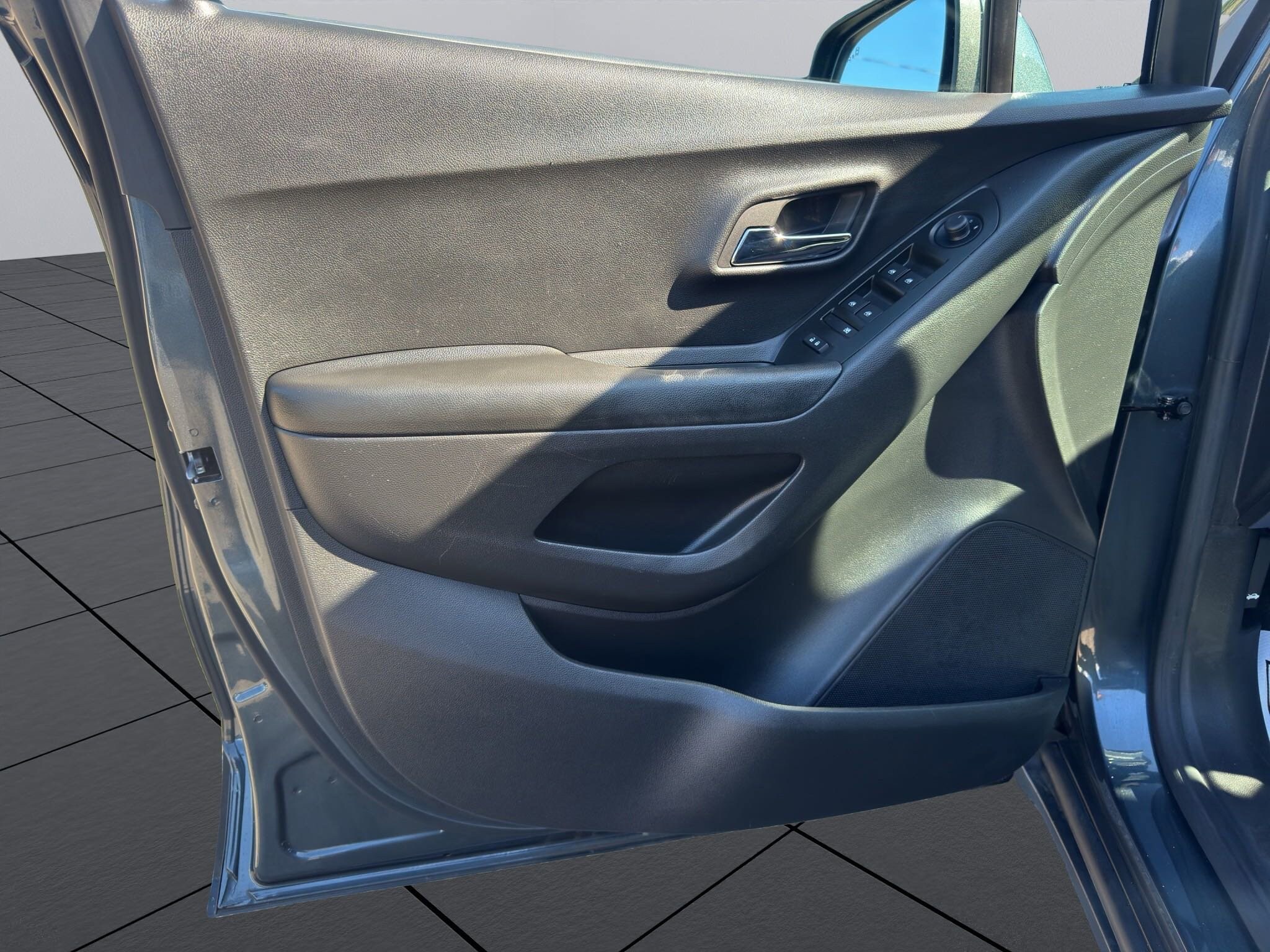 2022 Chevrolet Trax LT photo 2