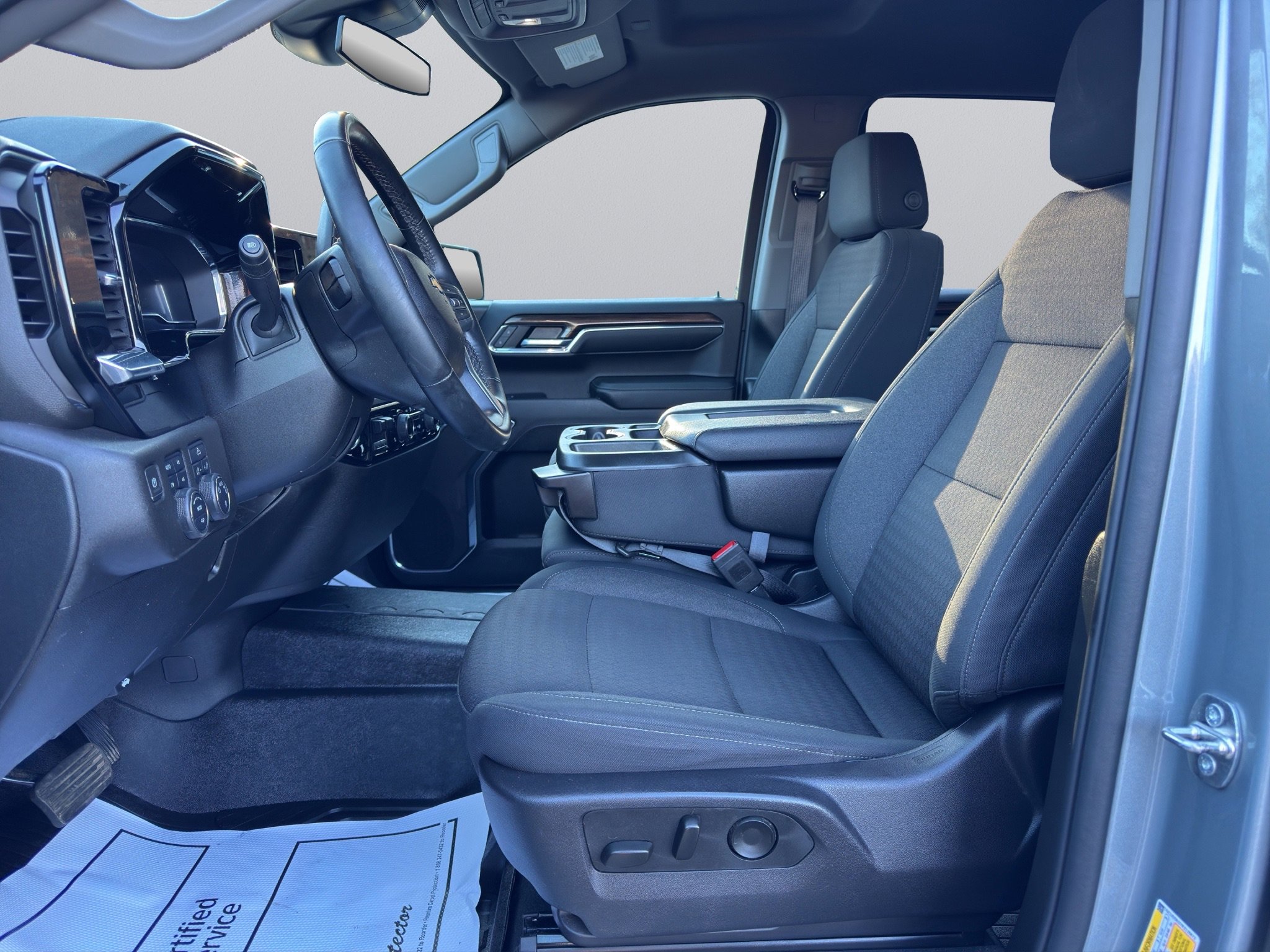 2024 Chevrolet Silverado 1500 LT photo 3