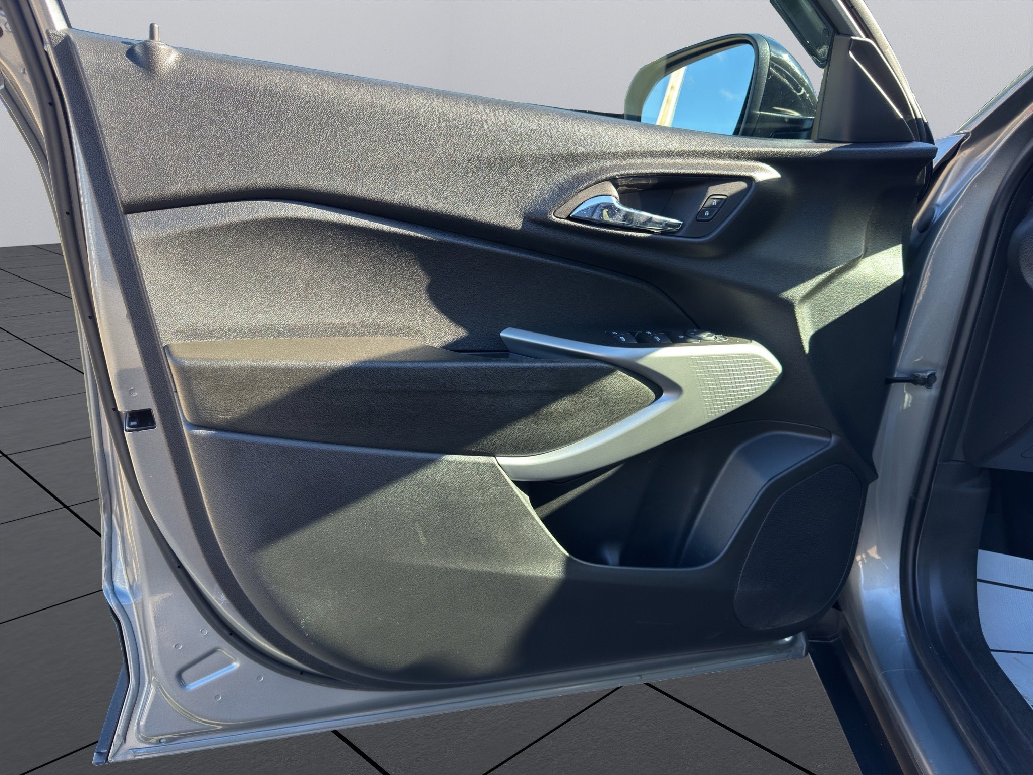 2024 Chevrolet Trax photo 2