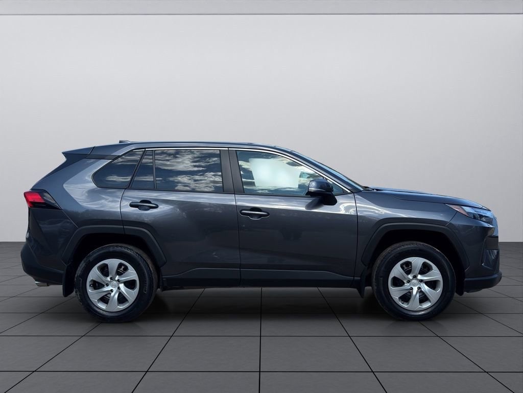 2023 Toyota RAV4 LE - Photo 18