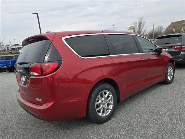 2025 Chrysler Voyager LX photo 3