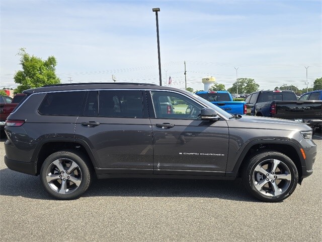 2025 Jeep Grand Cherokee Limited photo 2