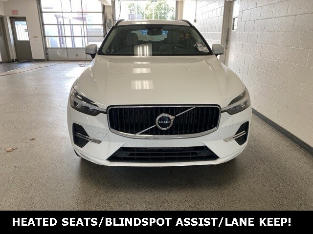 2022 Volvo XC60 B5 Momentum photo 2
