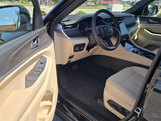 2025 Jeep Grand Cherokee Limited photo 3