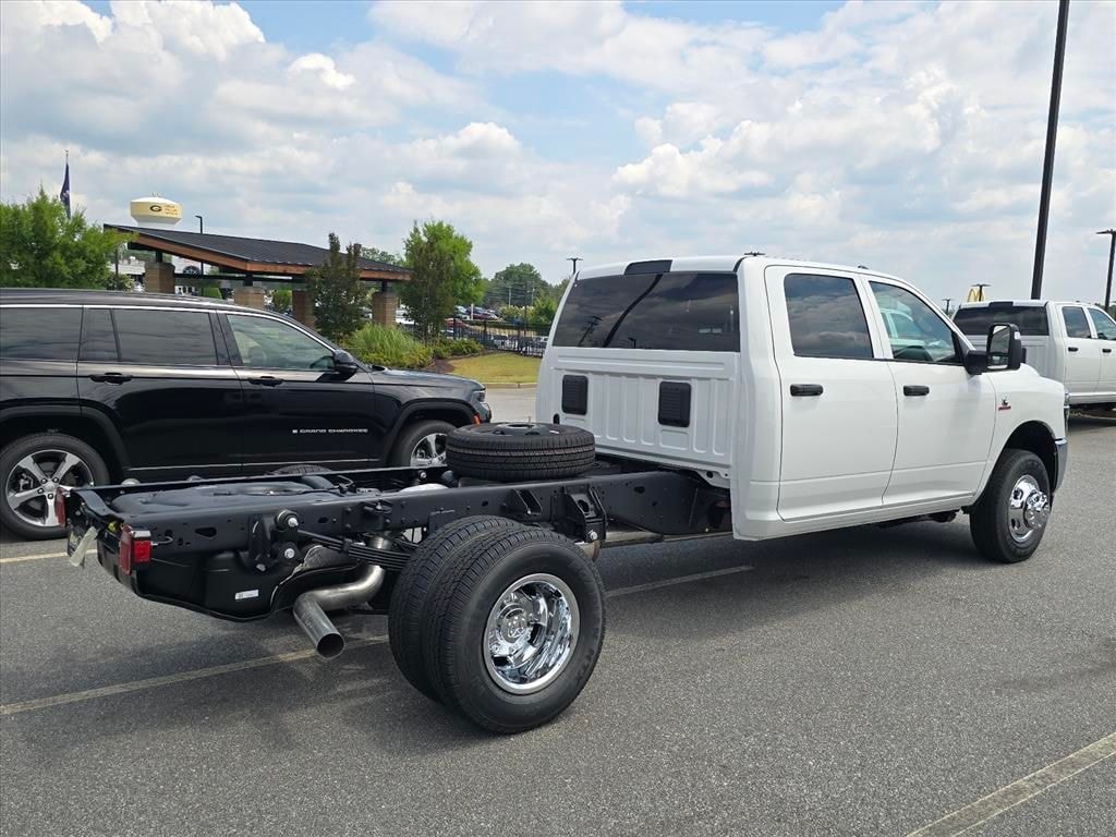 New 2026 Ram 3500 TRADESMAN CREW CAB CHASSIS 4X4 60' CA Pickup