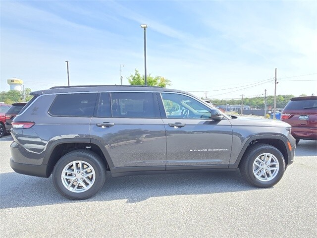 2025 Jeep Grand Cherokee Laredo photo 2