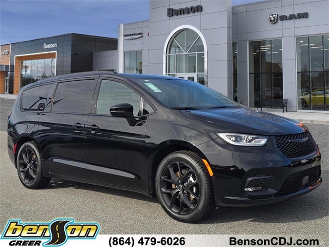 2026 Chrysler Pacifica Select's photo