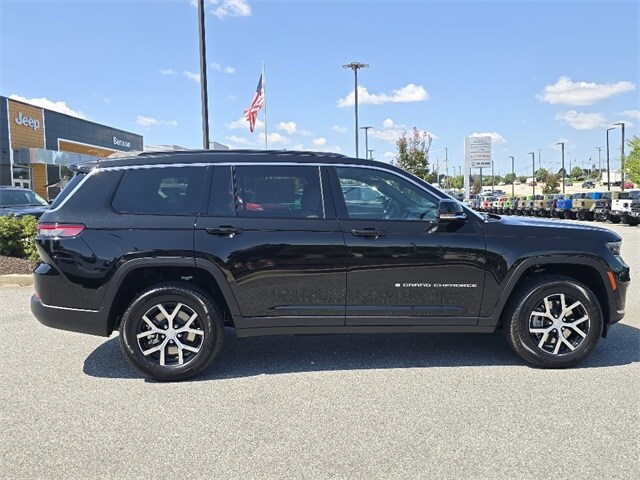 2025 Jeep Grand Cherokee Limited photo 2