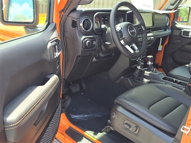 2025 Jeep Wrangler Sahara photo 4