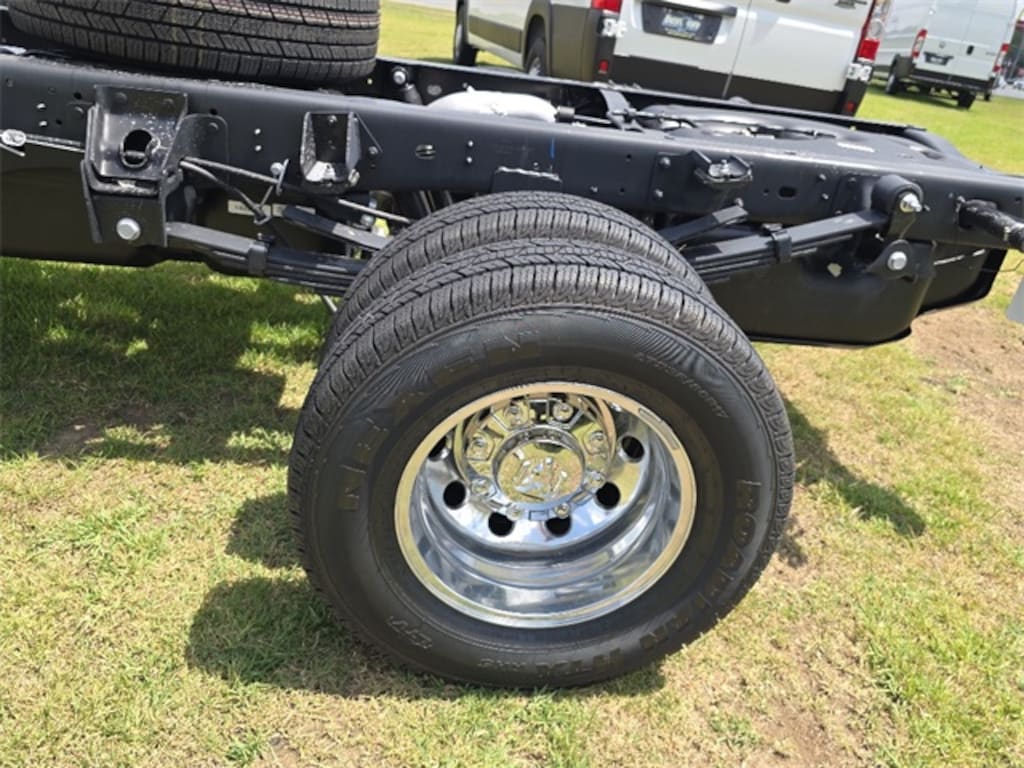 New 2025 Ram 3500 Chassis Cab 3500 TRADESMAN CREW CAB CHASSIS 4X4 60' CA Pickup