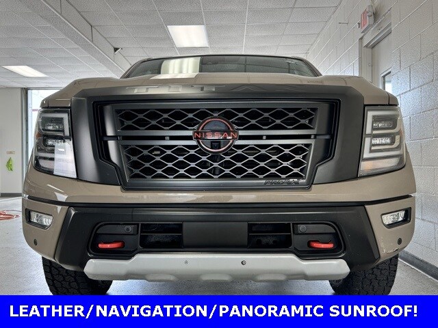 2023 Nissan Titan PRO-4X Crew Cab photo 2