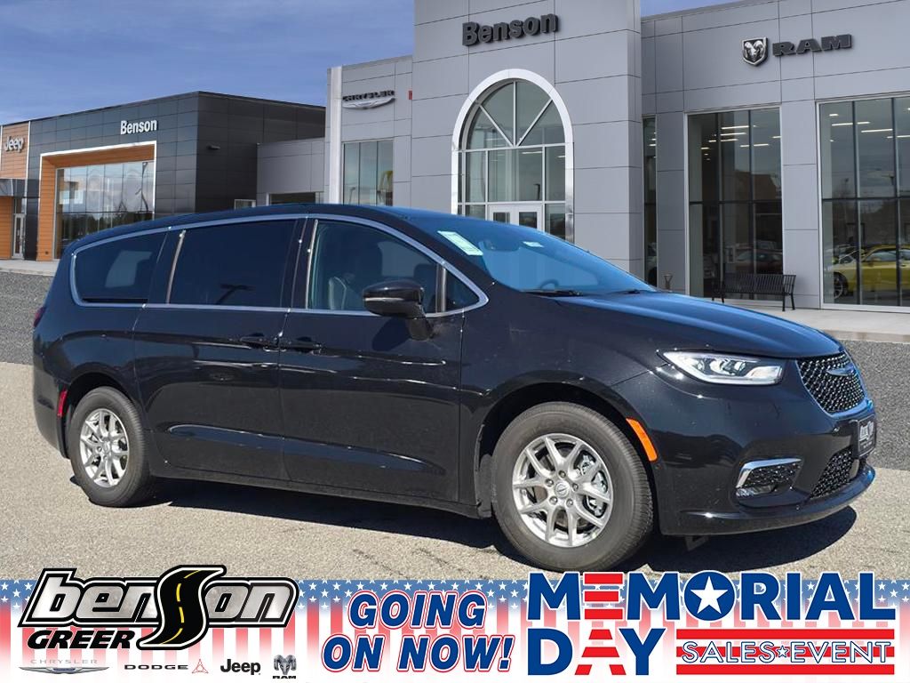 2026 Chrysler Pacifica Select's photo