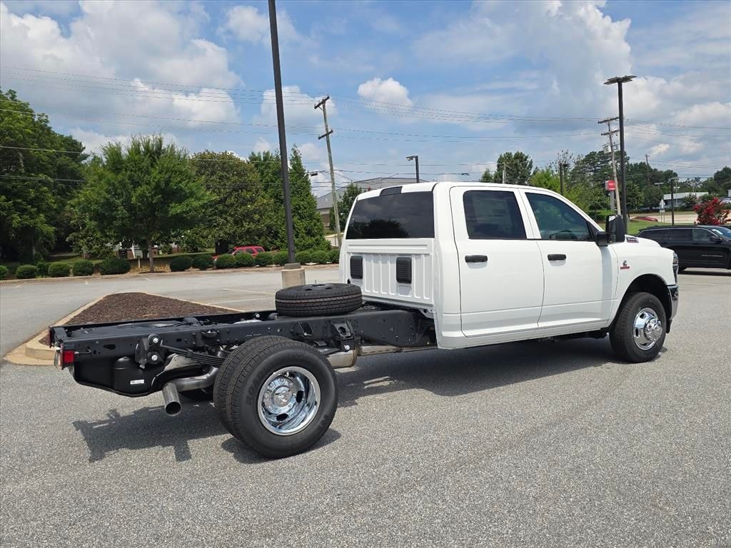 New 2026 Ram 3500 TRADESMAN CREW CAB CHASSIS 4X4 60' CA Pickup
