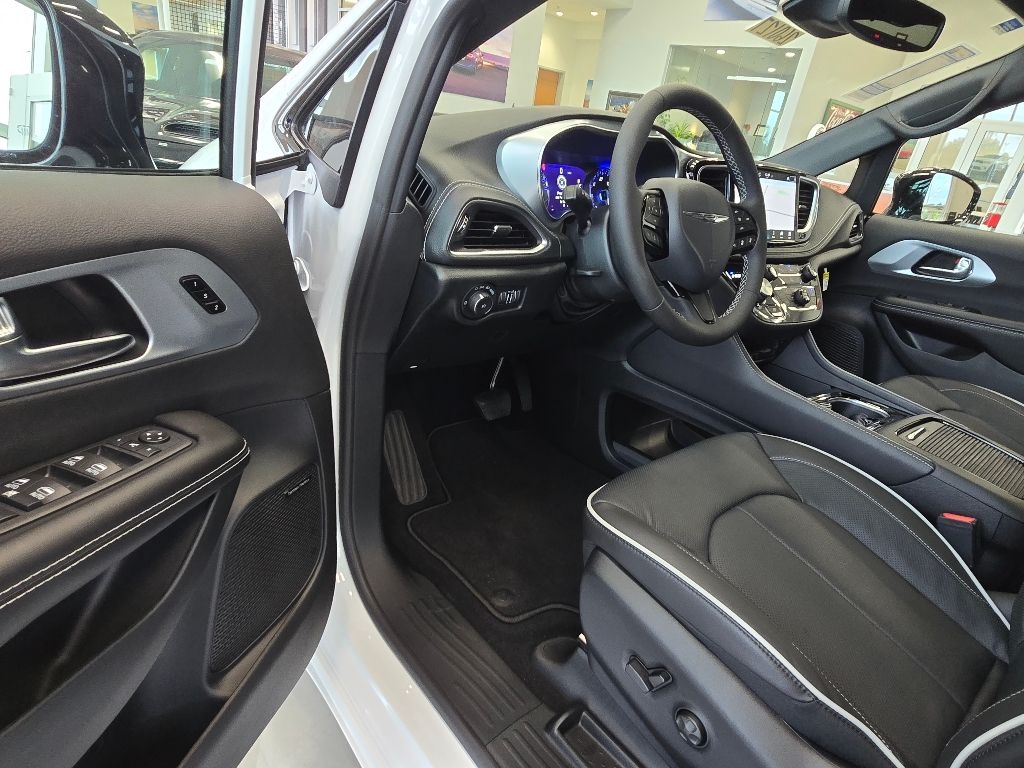 New 2026 Chrysler Pacifica LIMITED Passenger Van