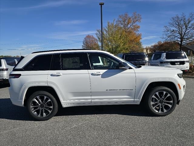 2025 Jeep Grand Cherokee Overland photo 2