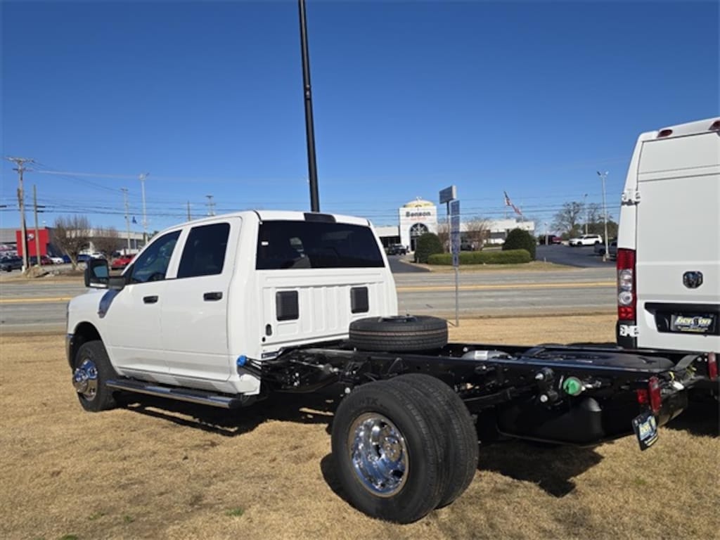 New 2026 Ram 3500 Chassis Cab TRADESMAN CREW 4X4 60' CA Pickup