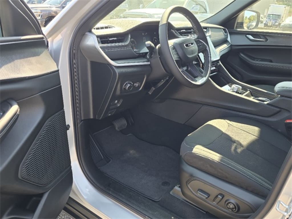 New 2025 Jeep Grand Cherokee LAREDO X 4X2 Sport Utility