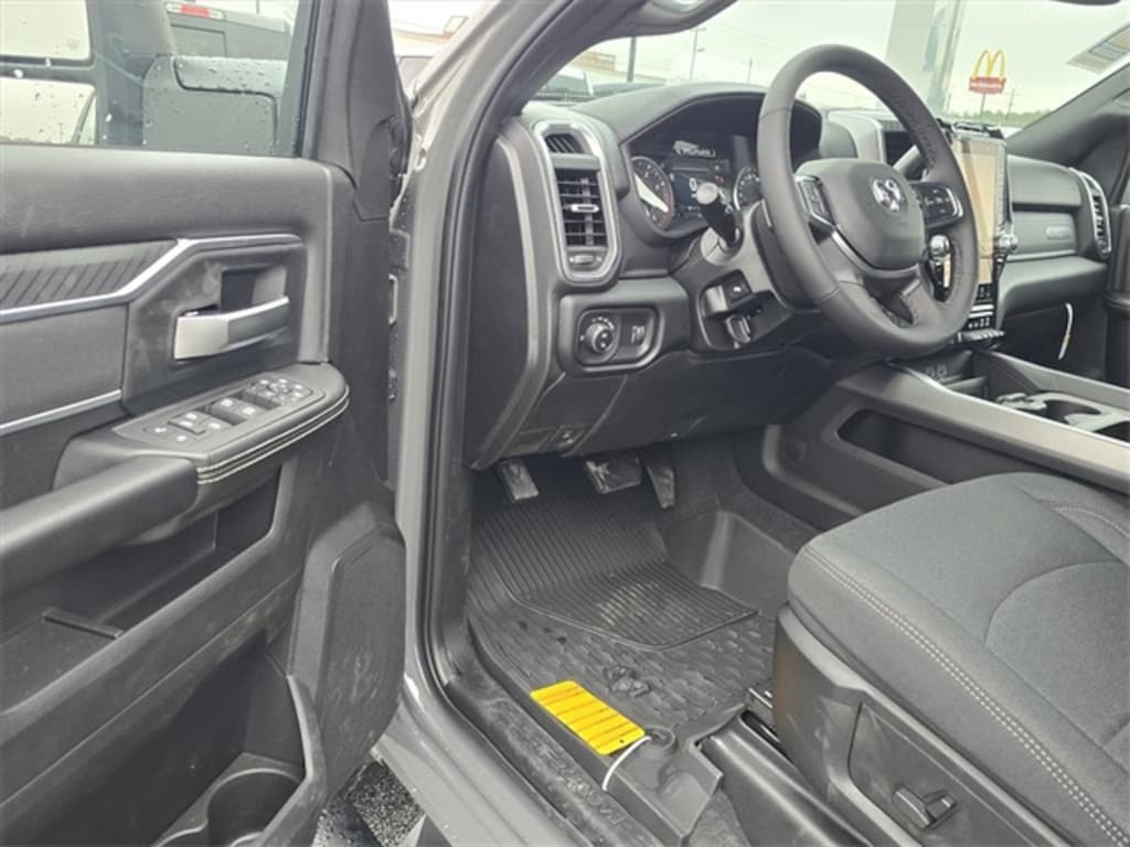 New 2026 Ram 2500 BIG HORN CREW CAB 4X4 6'4 BOX Pickup