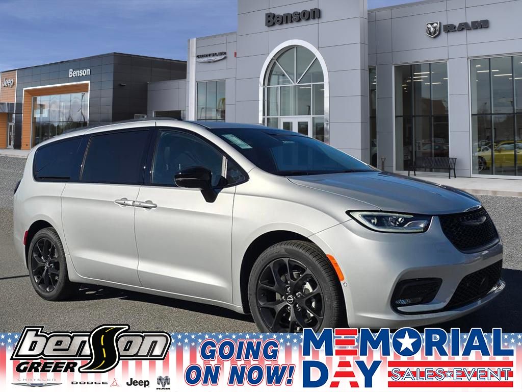 2026 Chrysler Pacifica Select's photo