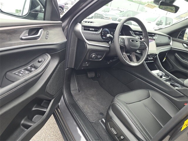2025 Jeep Grand Cherokee Limited photo 4