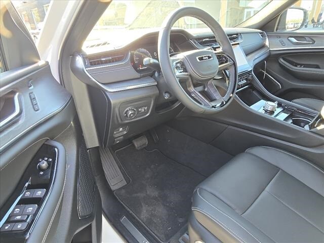 2025 Jeep Grand Cherokee Overland photo 4